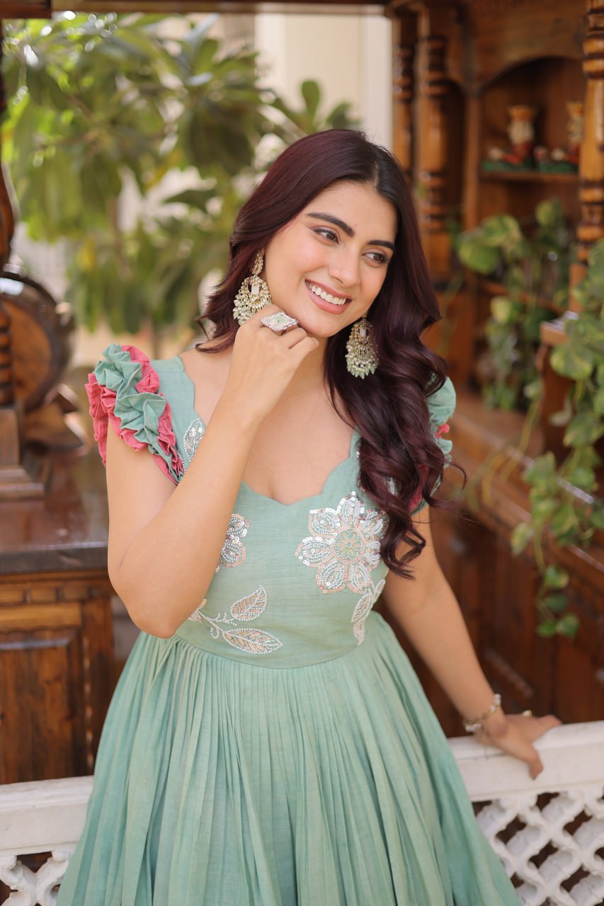 EXCLUSIVE TRENDY LOOK PREMIUM READYMADE DESIGNER GOWN